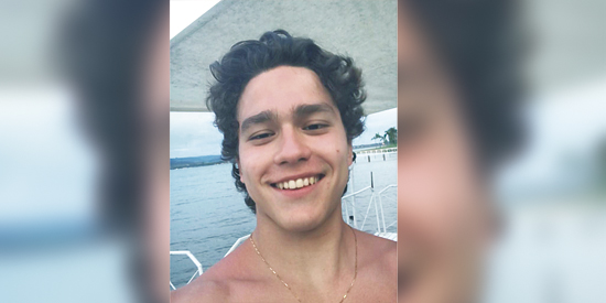 parabéns // Ontem, 20 de abril, meu neto primogênito João Gabriel Rodrigues de Rezende completou seus 17 anos. Além do sucesso na escola e de ter concluído, com louvor, o curso de inglês, vem se revelando como compositor e intérprete nas reuniões festivas