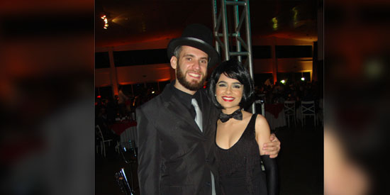 Em memorável baile beneficente: Luiz Pádua e Lara Arantes. No Castelinho