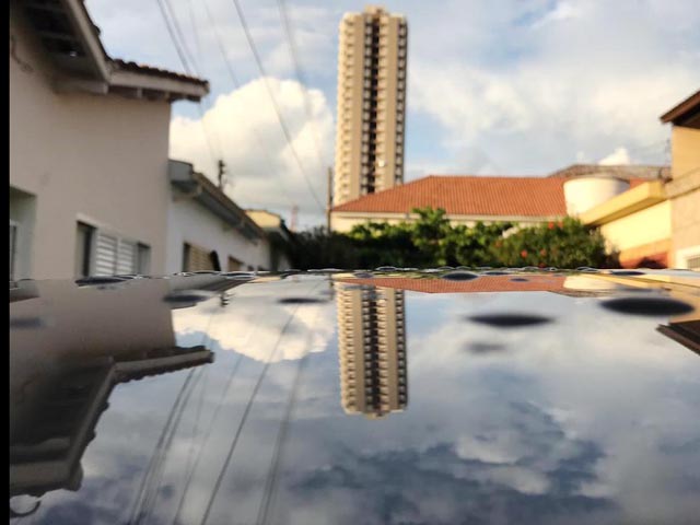Reflexo do prédio no capô do carro cria efeito bonito - Pedro Ospedal Macedo, 15 anos, estudante