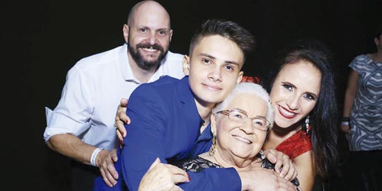Parabéns // Comemorando por esses dias idade nova, o casal Alessandro Macedo e Joelma Ospedal. Ele foi colega nosso no jornal e mudou de idade na sexta-feira passada. Amanhã será a vez da querida e muito simpática diretora-responsável do Comércio, Joelma 