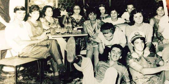Arquivo // Esta foto me foi encaminhada pelo leitor e amigo, Sérgio Ewbank, afirmando ter sido feita num baile carnavalesco na AEC-Centro, no ano de 1961. Da esquerda parea a direita: José Carlos Carvalho Rosa, Laís e dona Lourdes mãe da Laís, dona Jamile
