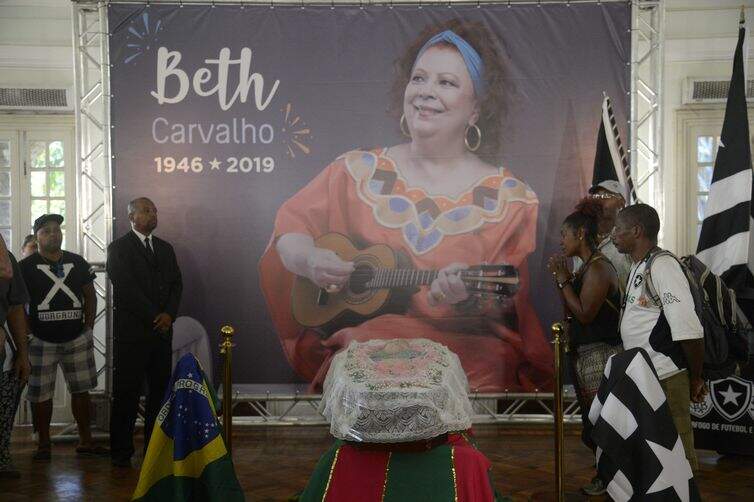 Velório do corpo da cantora Beth Carvalho no salão nobre da sede do clube Botafogo de Futebol e Regatas, time do qual Beth era torcedora. - Tânia Rêgo/Agência Brasil