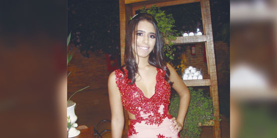 Maria Eduarda Mendes Bachur na festa (linda) de seus 15 anos