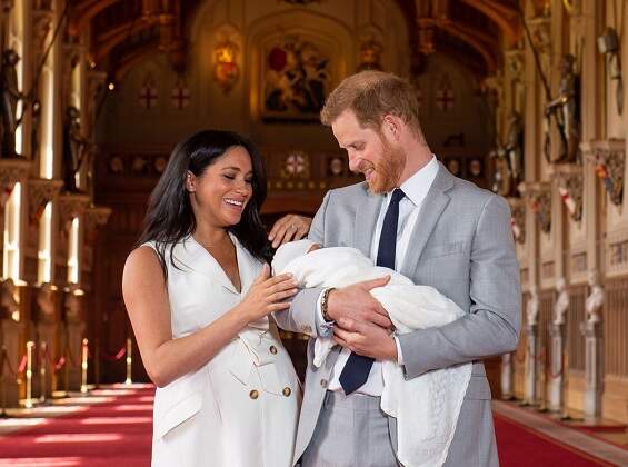 O menino, primeiro bebê inter-racial da história recente da monarquia britânica, teve o nome divulgado nesta quarta-feira.