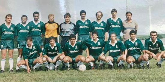 Arquico: Tem muita gente conhecida nesta foto, que reúne alguns veteranos do futebol varzeano e amador. Esse era o time do Calçados Medeiros, que venceu a Copa Record de 1992. Em pé, da esquerda para a direita: Valdemar, Pelé, Flavinho, Betinho Finardi, F