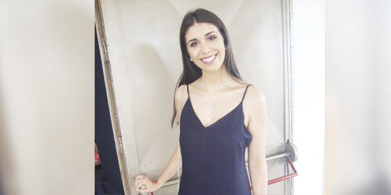 Jéssica Ferro é beleza jovem de cintilante presença