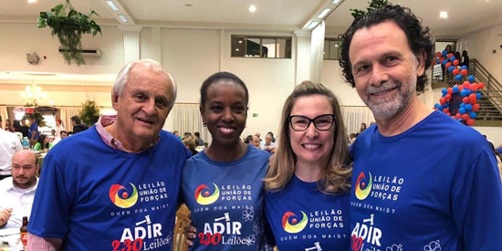 O leiloeiro Adir Leonel com Adê Dutra, Adriane Micheletti e Agenor Gado, no Cedro