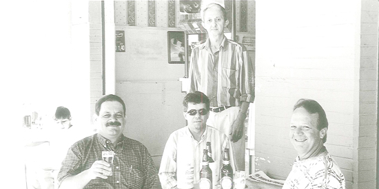 Aí na foto os dois saudosos amigos, em frente ao Bar Marambaia, na Presidente Vargas, comigo e o Waguininho Fernandes. Saudade.