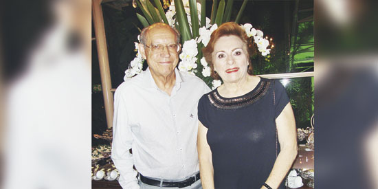 Casal Saul Cavalcanti-Rita. Ele, cumprimentado pelo seu nat hoje