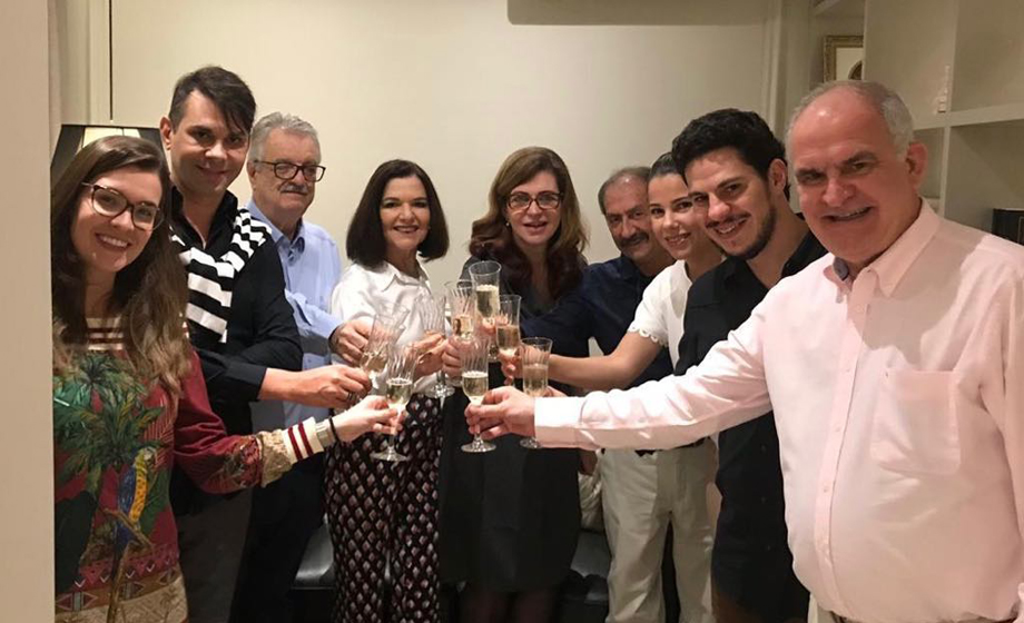Brindando sua nova clínica dermatológica (Marechal Deodoro, 2438), Rita Moscardini com Marcela Crizol, Fabiano Correa, Paulo Sergio Faleiros, Maria Alice Faleiros, Nilson Salomão, Renata Haber, Daniel Haber e Lúcio Cossi Filho