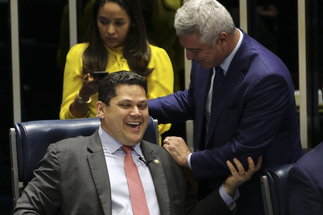 Demorado. O presidente da Casa, Davi Alcolumbre, com o líder do governo, Major Olímpio, durante a demorada sessão desta terça
