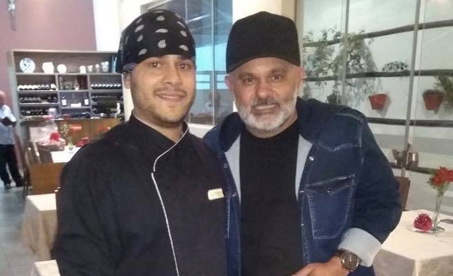 O chef Caio Henrique (espaço e restaurante La Borgata) posou para o flash com o cantor Rionegro 