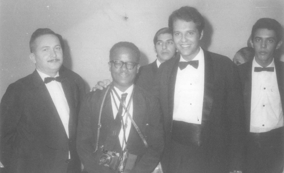  Esta foto data de 12 de abril do ano de 1969, num evento concorrido, em que o convidado especial era o ator, galã da época, Denis Carvalho, hoje diretor de novelas da Globo. O conhecido e saudoso fotógrafo Jahir, pediu a um colega que tirasse essa foto d