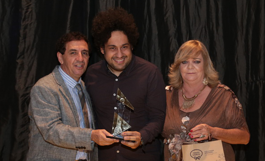 O violonista Diego Figueiredo recebe das mãos do prefeito Gilson de Souza (e Cidinha) o troféu Relógio do Sol