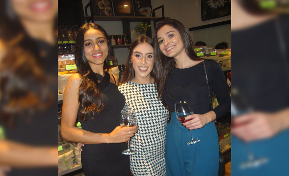 Letícia Souza, Mariana Estêvam  e Maria Victória Martiniano em  badalada inauguração