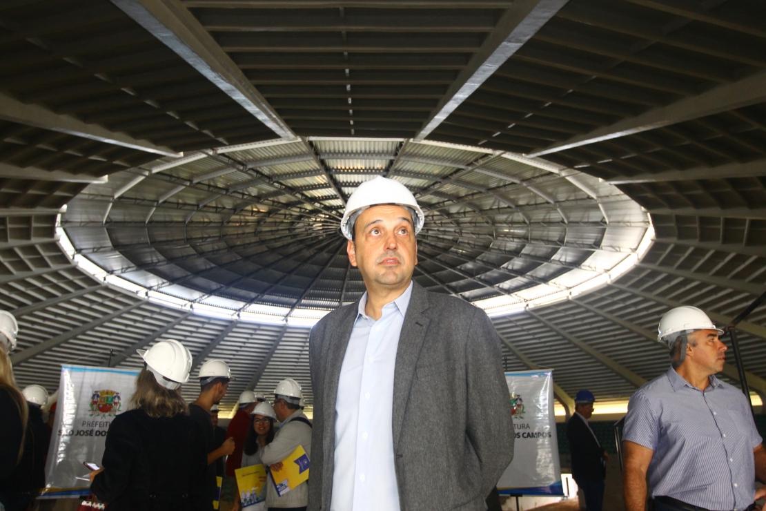 Teatrão. O prefeito Felicio Ramuth (PSDB) durante visita ao Teatrão nesta terça-feira; ele fez críticas à gestão Carlinhos Almeida (PT) (no alto)