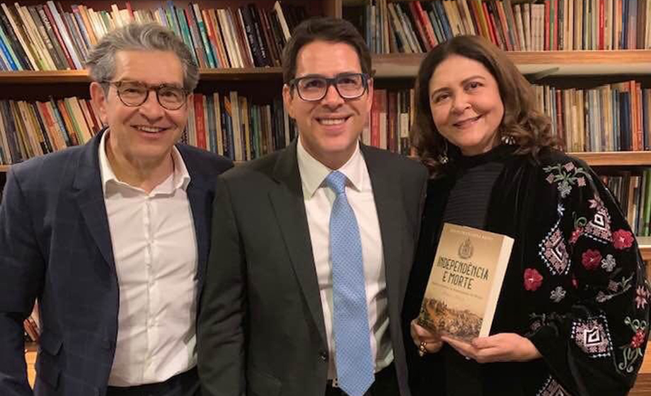 A juíza Julieta Passeri e o marido André Martins no lançamento do livro do diplomata Hélio Franchini, em Brasília-DF