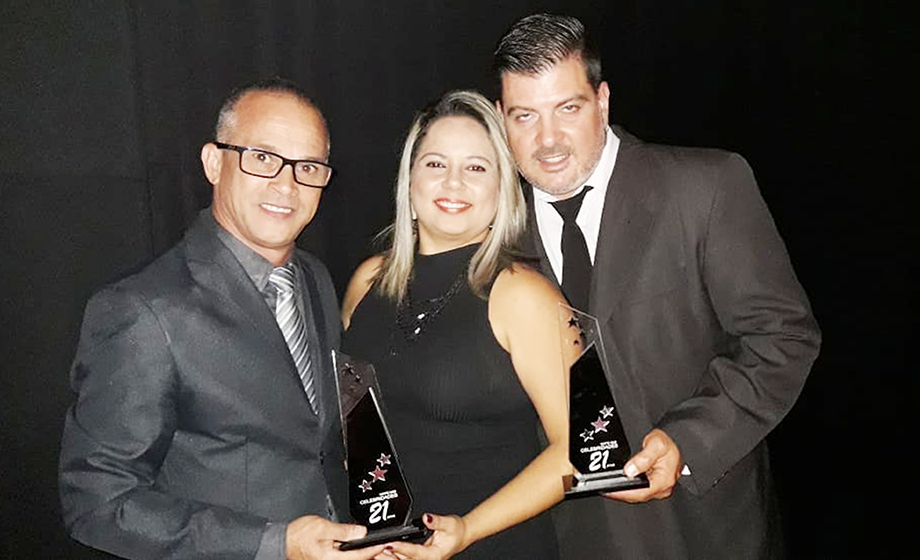 Elson Boni, com Daiane Silva e Carlos Eduardo Silva, em noite de premiação – Foto: Andrade