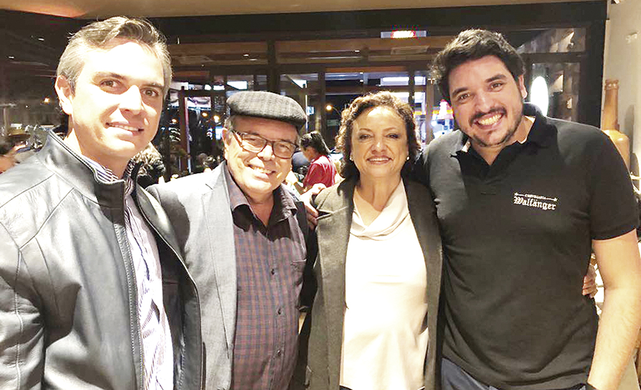 Em noite inaugural, Augusto Balieiro e Ana Vera Sampaio Balieiro, com os filhos Raoni e Caio, na cervejaria Walfänger