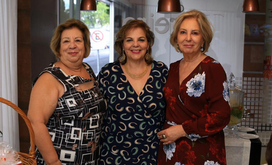  Las hermanas Sandra Machiavelli e Sônia Machiavelli ladeando Maria Rita Liporoni neste click