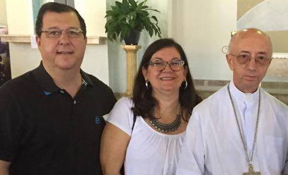 Em recente evento católico, casal Renato Tadeu Barufi e Suzi, com o bispo diocesano de Franca, Dom Paulo Roberto Beloto