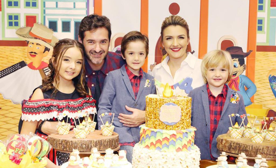 Felipe Garcia Faleiros em sua festa junina, com os pais Flávia e Áureo Faleiros Filho e os irmãos Beatriz e Henrique – Foto: Cinthia (Netto)