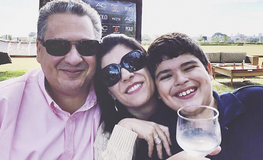 Diretor executivo do poderoso Comércio, Corrêa Neves Junior, com sua Milena Toledo Franchini (também atuante na direção do jornal) e o filho João