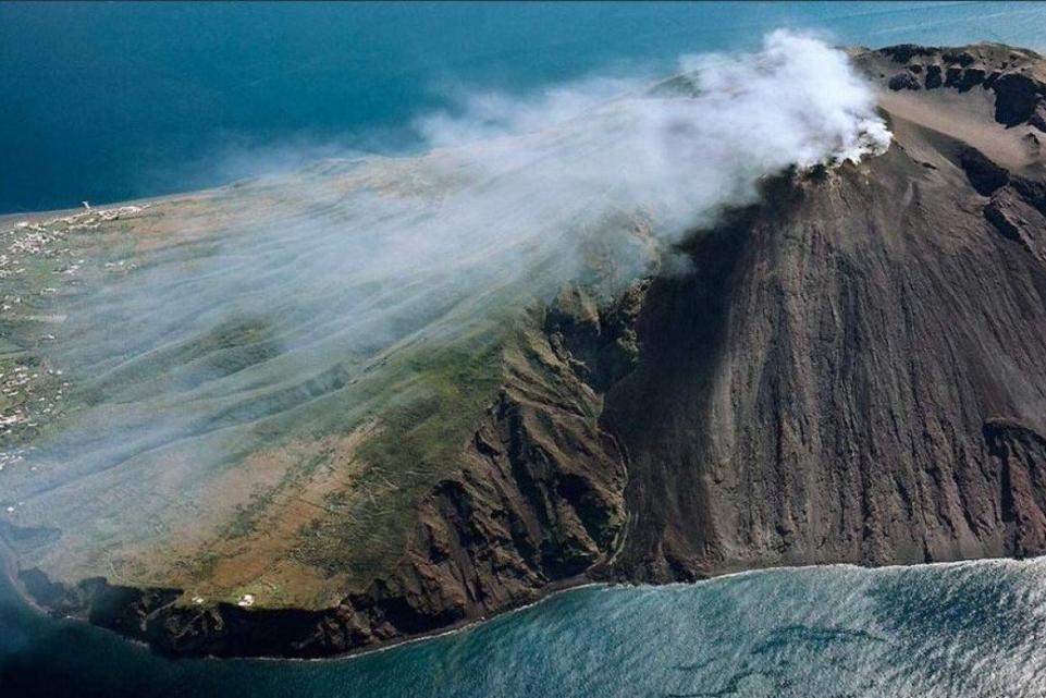 Força da natureza. Vulcão Stromboli entrou em erupção na Itália e matou uma pessoar
