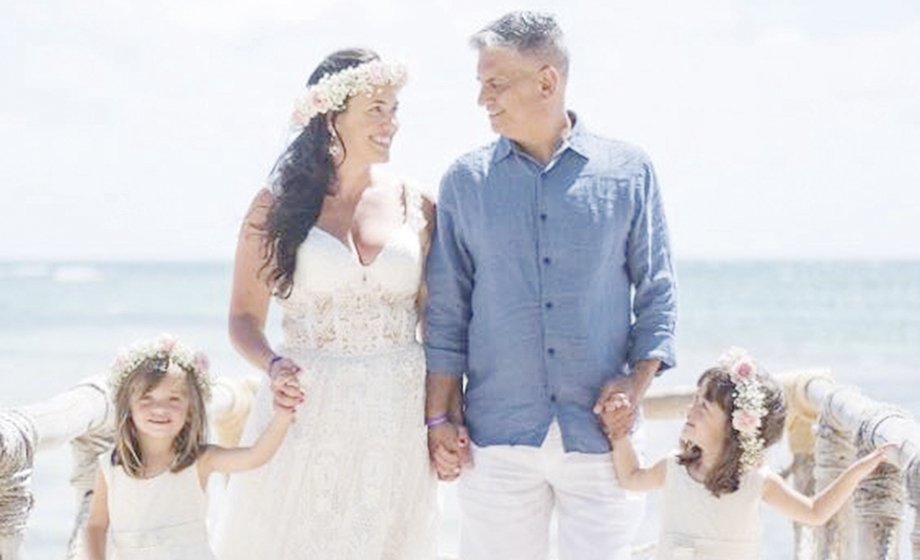Casal médico Andreza Brito e Pedro Paulo Garcia Couri, com as gêmeas Helena e Julia, em Punta Cana