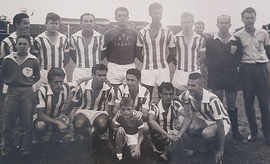 O companheiro e amigo Sidnei Rocha mandou esta foto, que foi feita durante um torneio de 1º  de Maio, em 1964, jogando pela Rádio Difusora-Piratininga