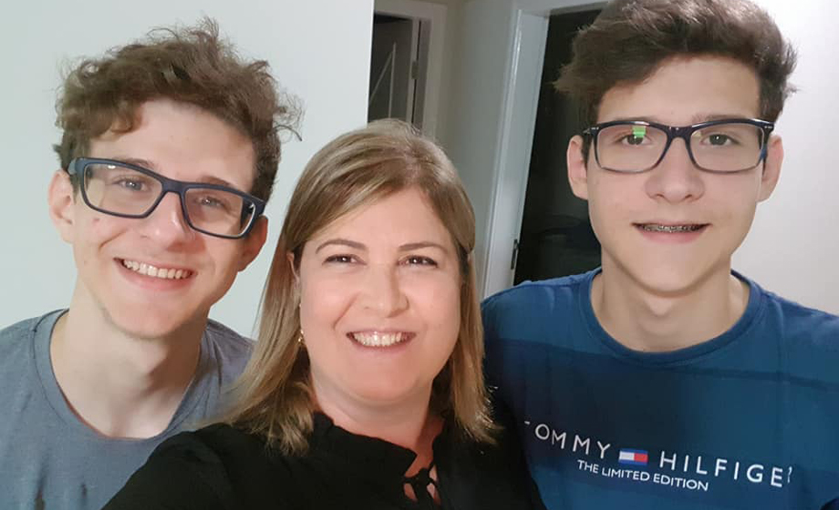 Com os sobrinhos-paixões Bruno e Felipe, a professora de Direito Lislene Ledier Aylon, da FDF