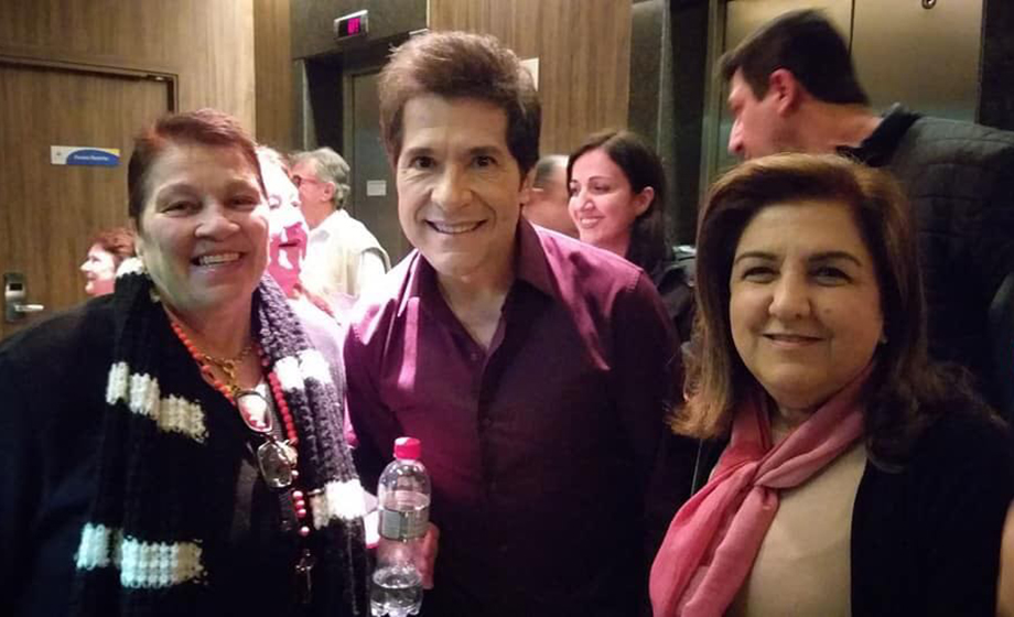 No hotel Rainha do Brasil, em Aparecida-SP, Márcia Beretta e Dora Bittar posaram para o click com o cantor Daniel