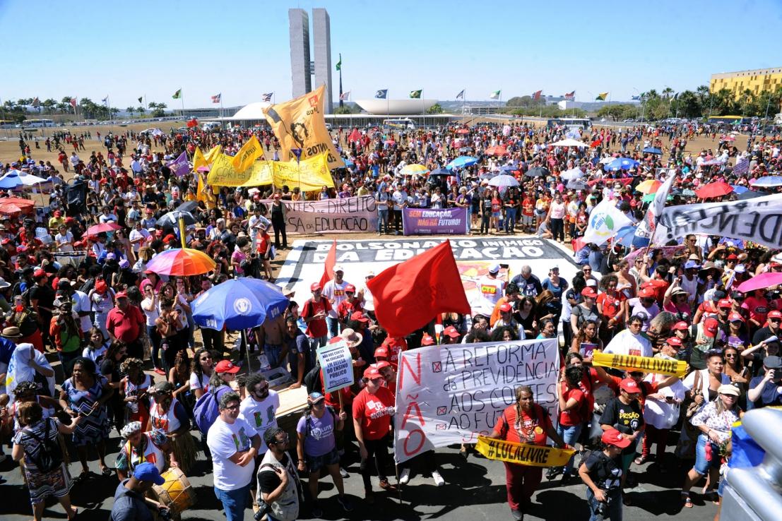 Manifestação. Ato em defesa da Educação Pública e contra a destruição da aposentadoria