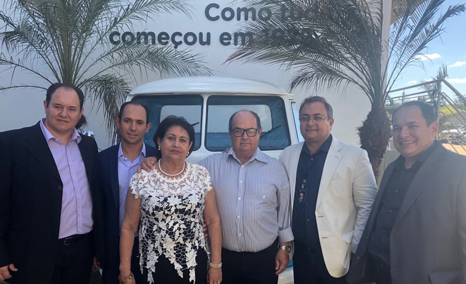 Com os filhos Junior, Fabiano, Juliano e Giovane estão os queridos Edison Arantes e Maria Helena