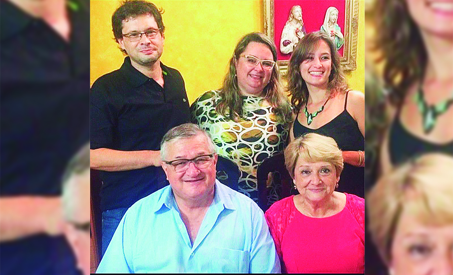 Hoje é do Rodrigo Junqueira e na próxima quarta-feira, de sua mãe, Regina. Aí na foto, os queridos amigos, Luiz Gonzaga Junqueira ( Ótica Ocular) e a esposa Regina, com os filhos, Rodrigo, Nielce e Nelise