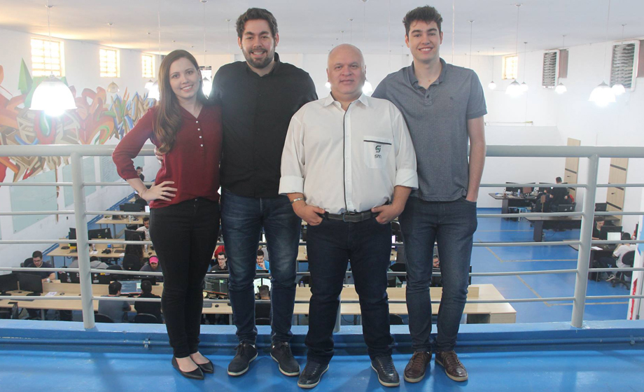 Ricardo Corrales, com parte de sua equipe da SMN: Lilian de Paula, Rafael Pessoni e Vinicius Mussak