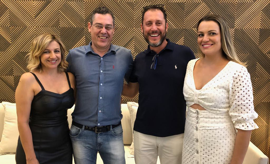 Casais Adriana e Maurício Tóffano, Eduardo Almeida e Karina, no badalado Residencial Mariah Polo
