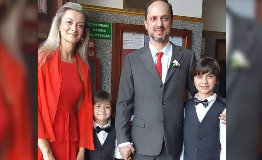  Arquiteta e designer (talentosa e conceituada) Taty Pirro, com o marido Rafael Berteli e os filhos lindos Estevão e Matheus