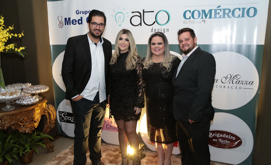 A dentista Maria Fernanda Vaismenos com o marido Léo Vaismenos e o casal Viviane e Gustavo Couto Rosa em noite de homenagens. Fotos: Studio Andrade