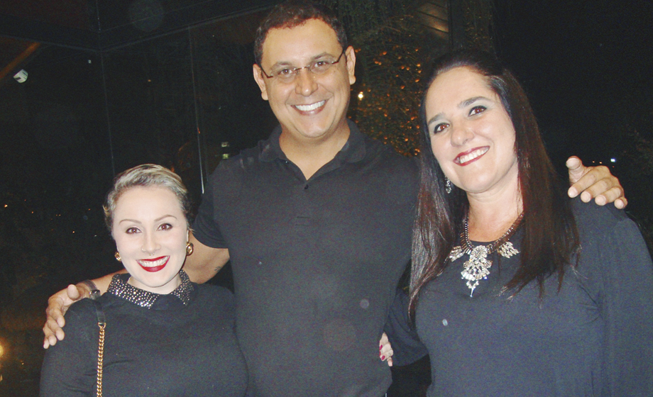 Em colunável inauguração: Taís Castanea, Rodrigo Neiva e Ana Rita Poppi