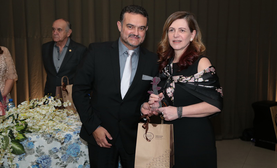 Advogado Rogério Castro entrega o título de Mulher Maravilhosa 2019 à dermatologista Rita Moscardini