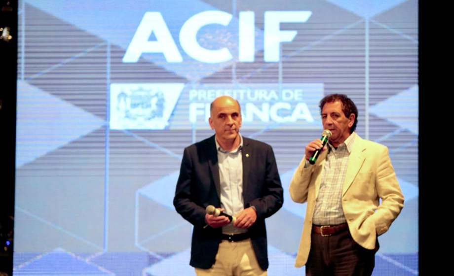 No badalado evento fashion da semana, Franca Mais Moda, presidente da Acif, Tarciso Botto, e o prefeito Gilson de Souza
