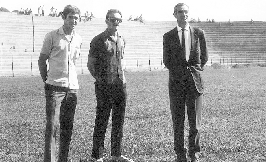 Da esquerda para a direita: O sr. Marcos Comparini; Seu irmão, Luiz C. Comparini  e o sr. Hélio Marconi, um dos fundadores da A.A. Francana. Luiz Comparini e Hélio já falecidos