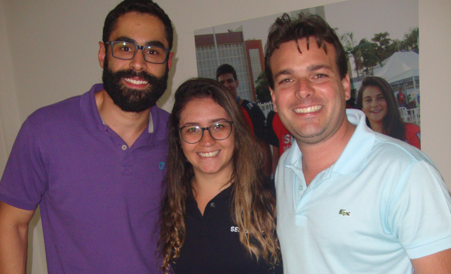 Todos do Sesi: Vinícius Moreira (ger.), Thayse Guedes (or. de  artes cênicas) e Ricardo Ziotti  (coordenador)