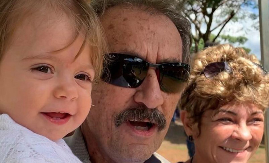 Nilson Ricardo Salomão e Sandra Alarcon, com a netinha, fofa, Luísa