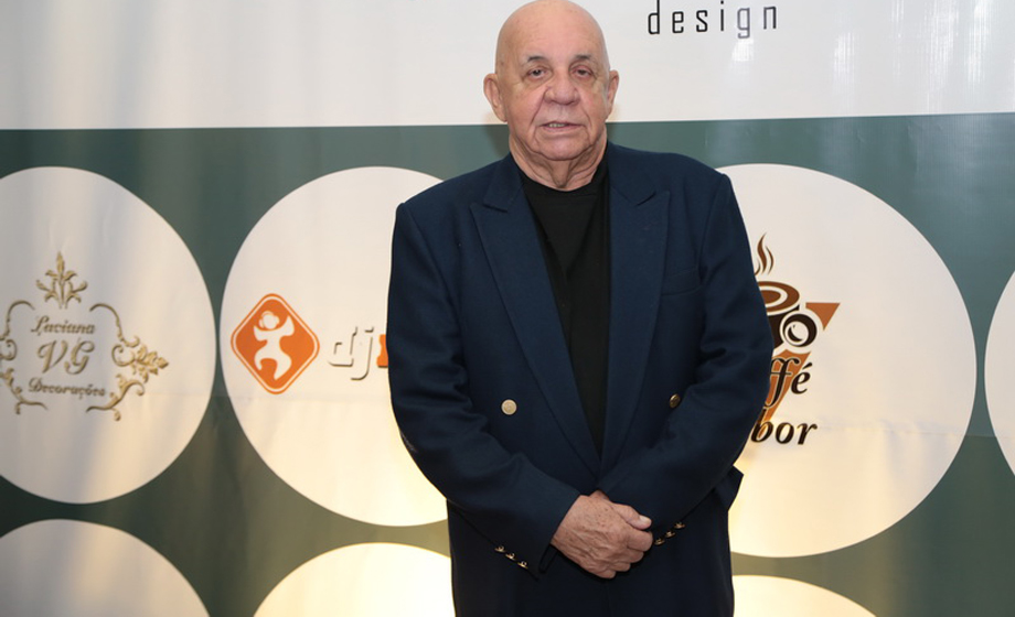 Paulo Roberto Verzola comanda a entrega do Troféu Solidariedade, sexta-feira (13) na Câmara Municipal