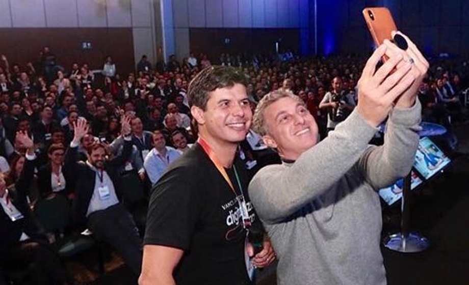 Momento da selfie feita por Luciano Huck, com Frederico Trajano, na Expo Magalu