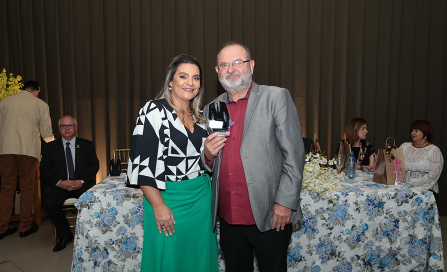 Em noite de homenagens, Fernanda Peixoto entrega o título de “Pai Nota 10” ao fotografo Andrade, no Spazio