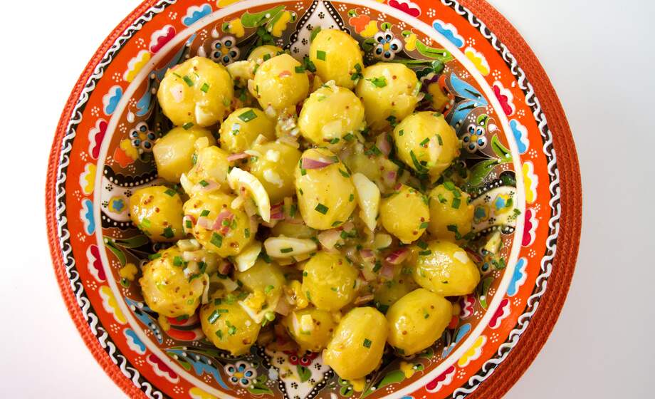 Há incontáveis formas de  fazer  uma salada de batatas; mas esta é singular pelo sabor, curto tempo de preparo,  apresentação  e   um molho de mostarda sensacional