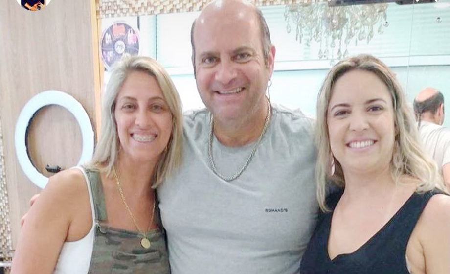 Adriana Espelho e Regiane Santos receberam o saxofonista Derico Sciotti em seu badalado salão, semana passada